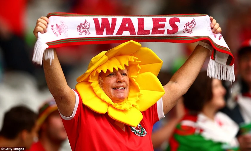 Đội tuyển xứ Wales vào trận gặp Bỉ trong trận tứ kết với sự ủng hộ của hơn 10.000 khán giả từ quê nhà sang Pháp ủng hộ